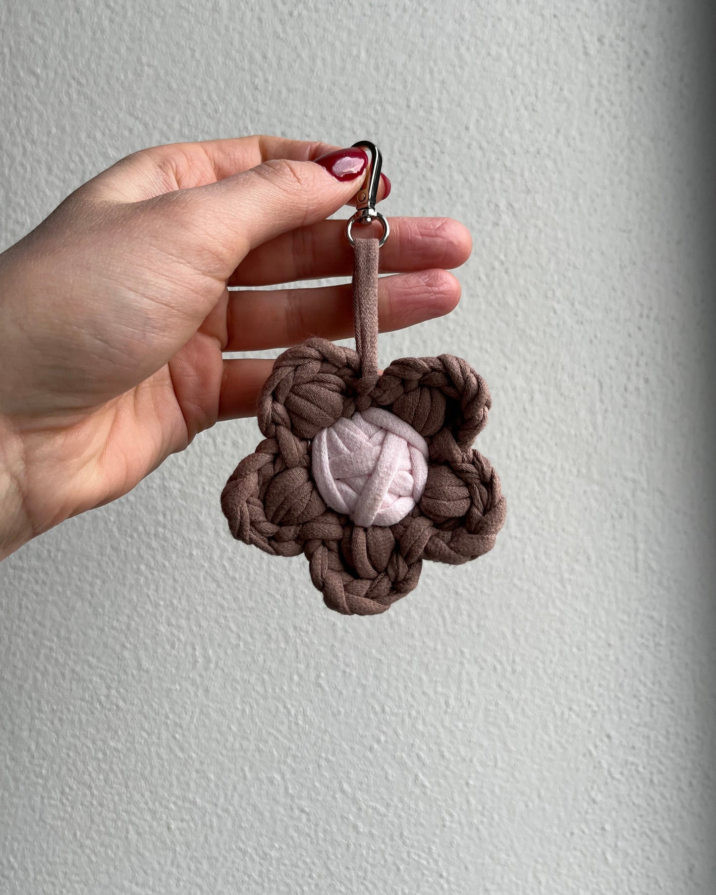 Háčkovaná bag charm kytička