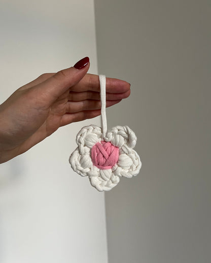 Háčkovaná bag charm kytička