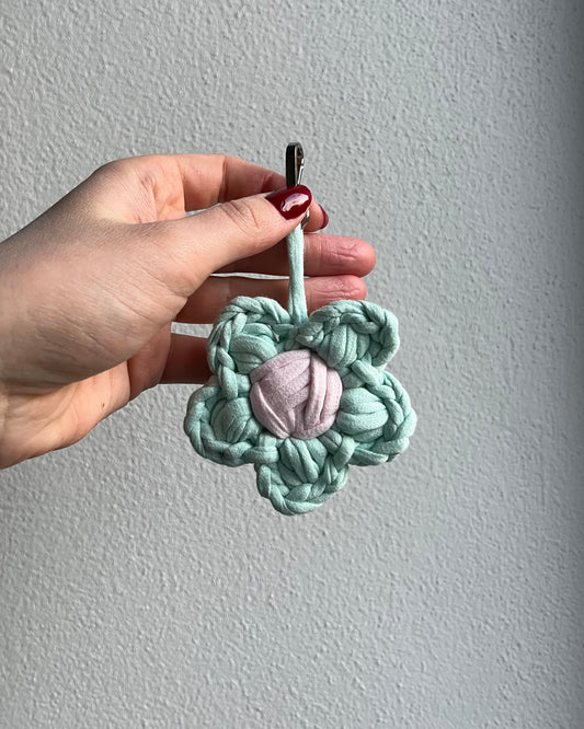 Háčkovaná bag charm kytička