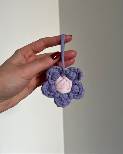Háčkovaná bag charm kytička