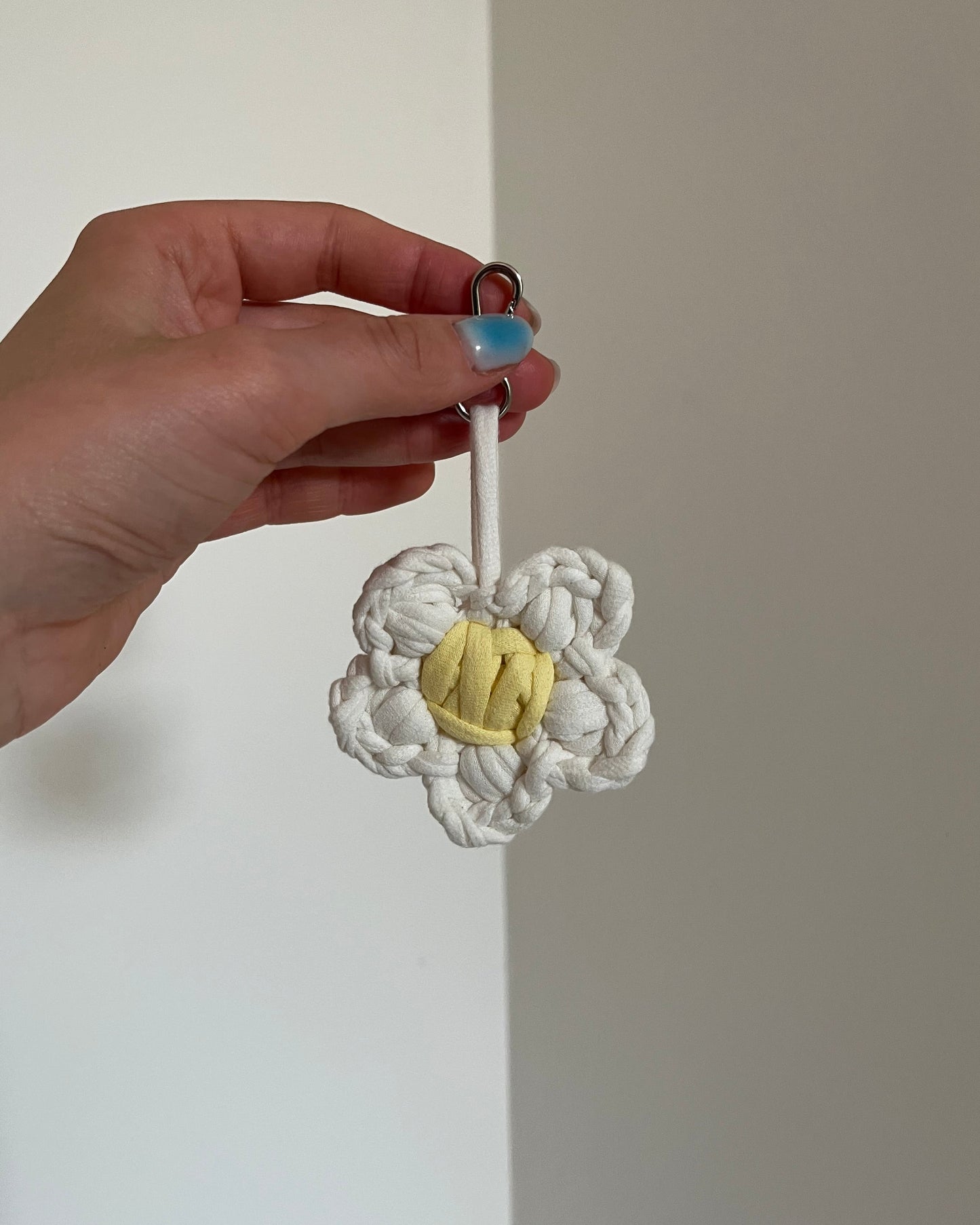 Háčkovaná bag charm kytička