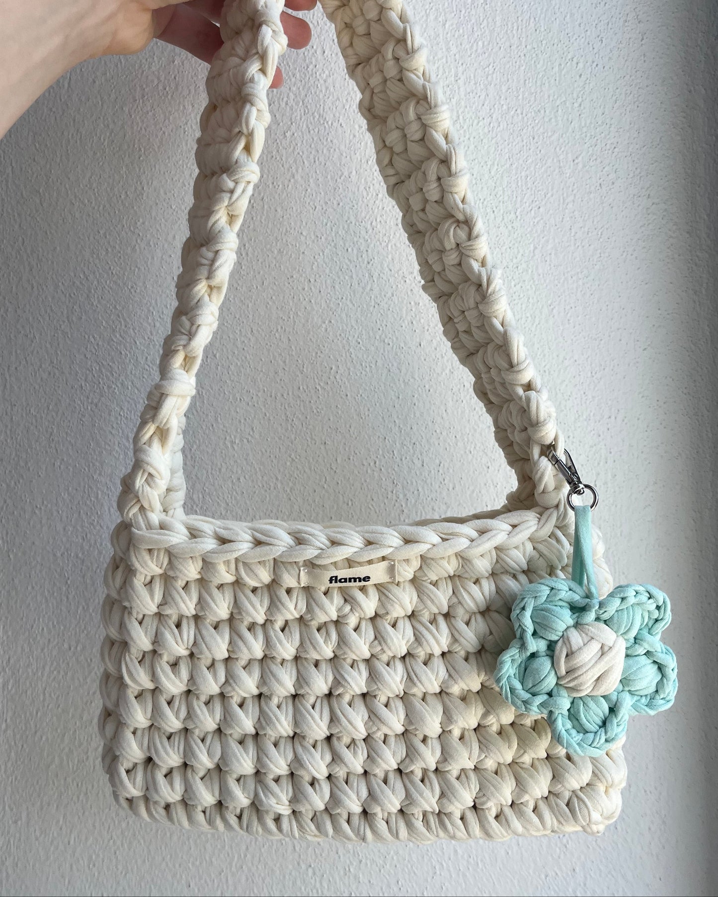 Háčkovaná bag charm kytička